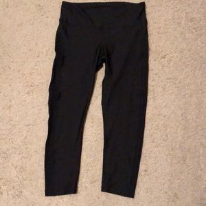 Women’s UnderArmour black large leggings with mesh side panel reads “underarmour